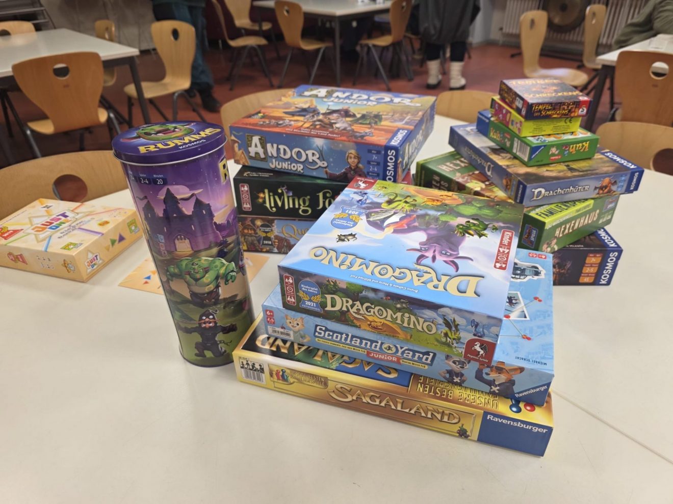 Würfel, Karten, Abenteuer: Neue Spiele für das Schülerhaus!
