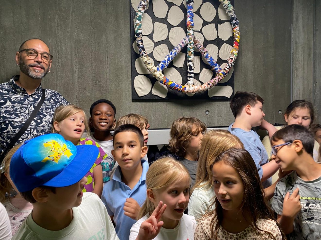 Hand in Hand für den Frieden: Neues von der Klasse 2b und der Bodelschwinghschule